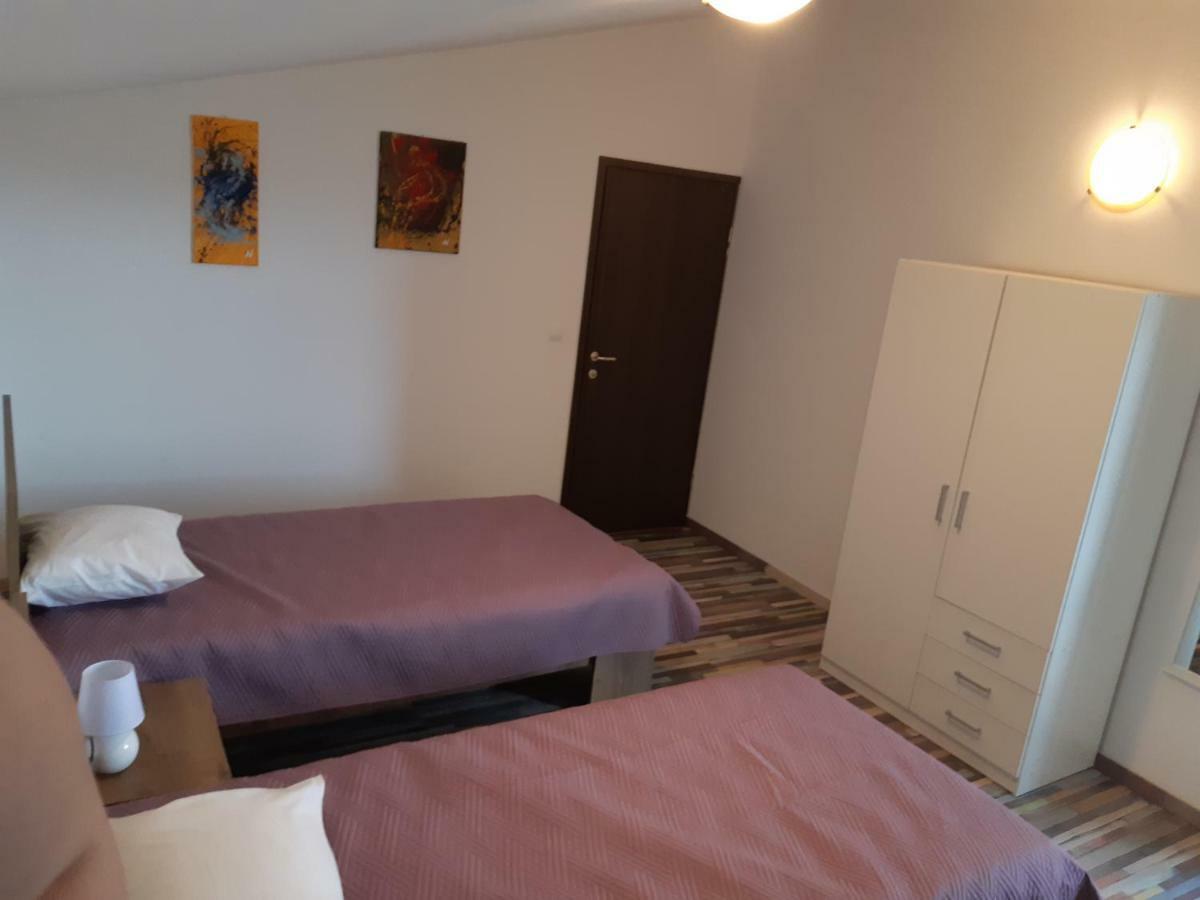 Apartments Vukelić Starigrad Paklenica Buitenkant foto