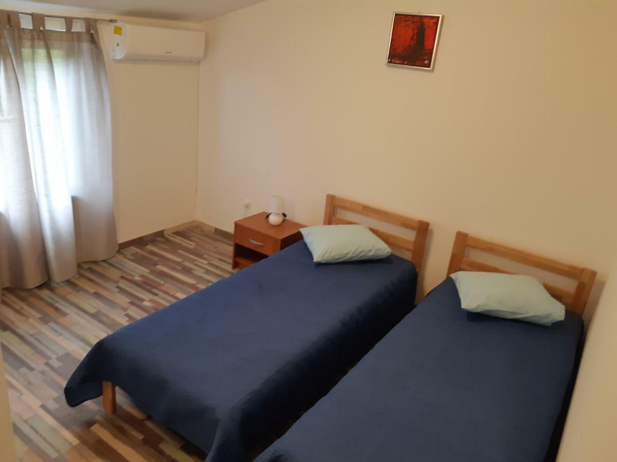 Apartments Vukelić Starigrad Paklenica Buitenkant foto